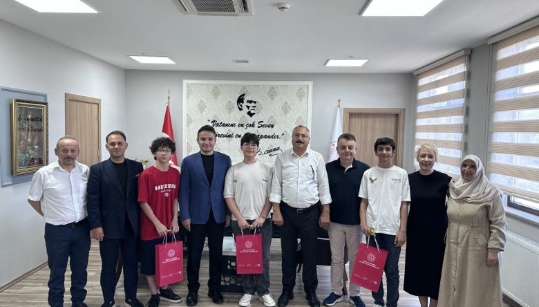 LGS ŞAMPİYONLARINDAN MÜDÜR ERKUVUM'A ZİYARET