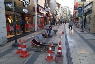 DEFORME OLAN YAYA TAŞLARI ONARILIYOR