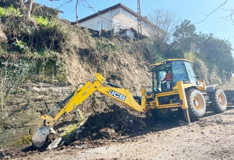 ERİYEN KARLAR HEYELANLARA YOL AÇTI