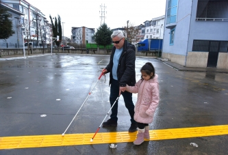 GÖRME ENGELLİ ÖĞRETMEN VE ÖĞRENCİ İÇİN YÜRÜYÜŞ YOLU YAPILDI