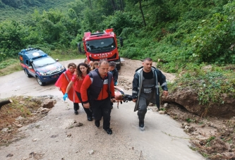 İTFAİYE MAHSUR KALAN VATANDAŞIN YARDIMINA KOŞTU