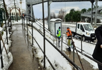 KALDIRIMLAR TEMİZLENİYOR