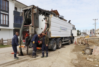 KANAL VE YAĞMUR SUYU HATLARI TEMİZLENİYOR