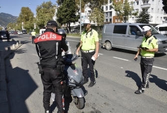 KURALLARA UYMAYAN SÜRÜCÜLERE CEZA YAĞDI