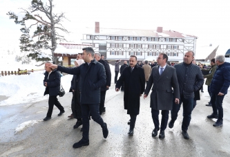 ŞANLITÜRK, KARTALKAYA’DA YANAN OTELİ YERİNDE İNCELEDİ