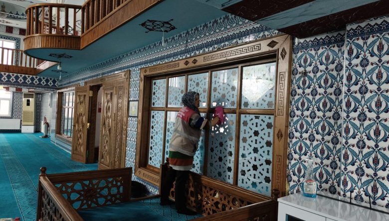 MİHRAPTAN AVLUYA KAPSAMLI TEMİZLİK