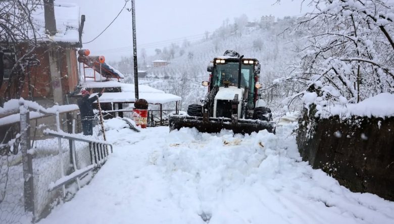 ALTINORDU BELEDİYESİ’NDEN KIRSALDA YOĞUN KAR MESAİSİ