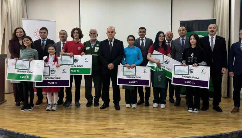 VALİ EROL, ÖDÜL TÖRENİNE KATILDI