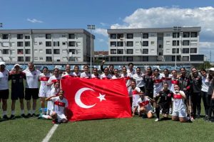 GENÇ MİLLİLER, İPİ GÖĞÜSLEDİ