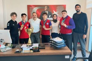 BAYRAĞI KÜRSÜNÜN EN TEPESİNE TAŞIDILAR
