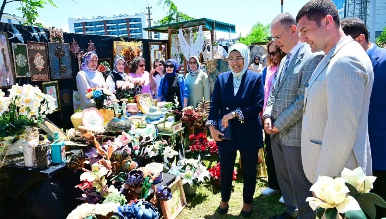 KURSİYERLER ÜRETTİ, VATANDAŞLAR HAYRAN KALDI