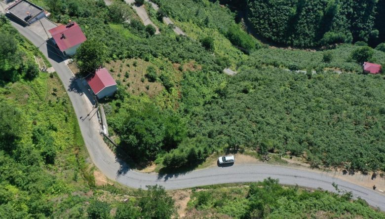 İKİ MAHALLEYE ULAŞIM SAĞLAYAN YOL ASFALTLANIYOR   