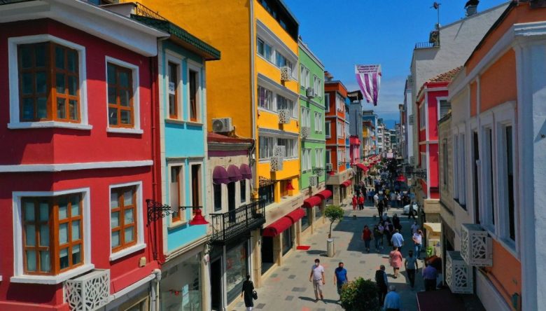 SIRRIPAŞA HER YÖNÜYLE GÖZ KAMAŞTIRIYOR    