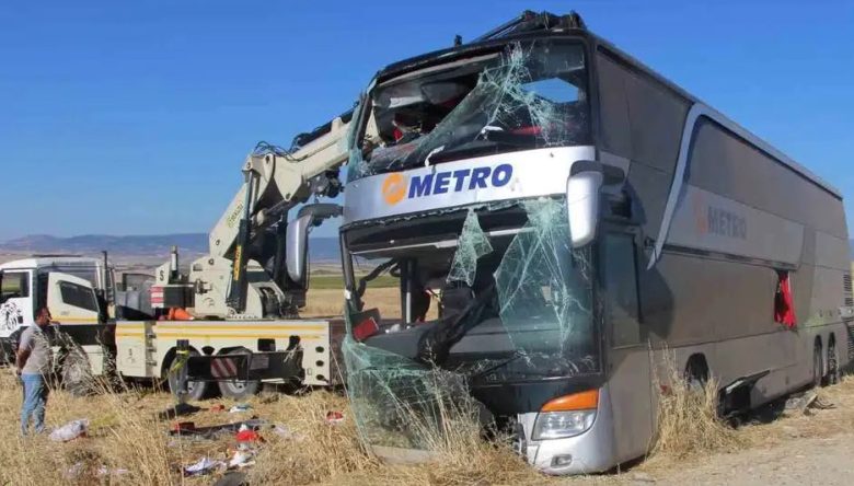 AMASYA'DA YOLCU OTOBÜSÜ ŞARAMPOLE UÇTU