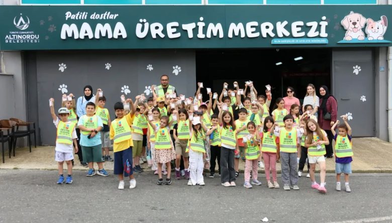 MİNİKLER PATİLİ DOSTLAR MAMA ÜRETİM TESİSİ'Nİ KEŞFEDİYOR   