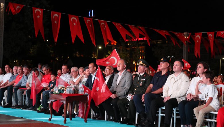 ZAFER YÜRÜYÜŞÜ VE KONSER ETKİNLİĞİ YAPILDI 